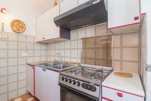 Een koelkast, een oven, een kookplaat, een waterkoker