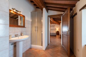 9 bedrooms, free WiFi, bed sheets - Pierle Cuiano Villa: Mountain Views, Private Pool & Wi-Fi in Agriturismo (Cortona)