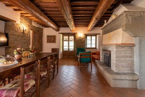 TV, fireplace - Pierle Cuiano Villa: Mountain Views, Private Pool & Wi-Fi in Agriturismo (Cortona)