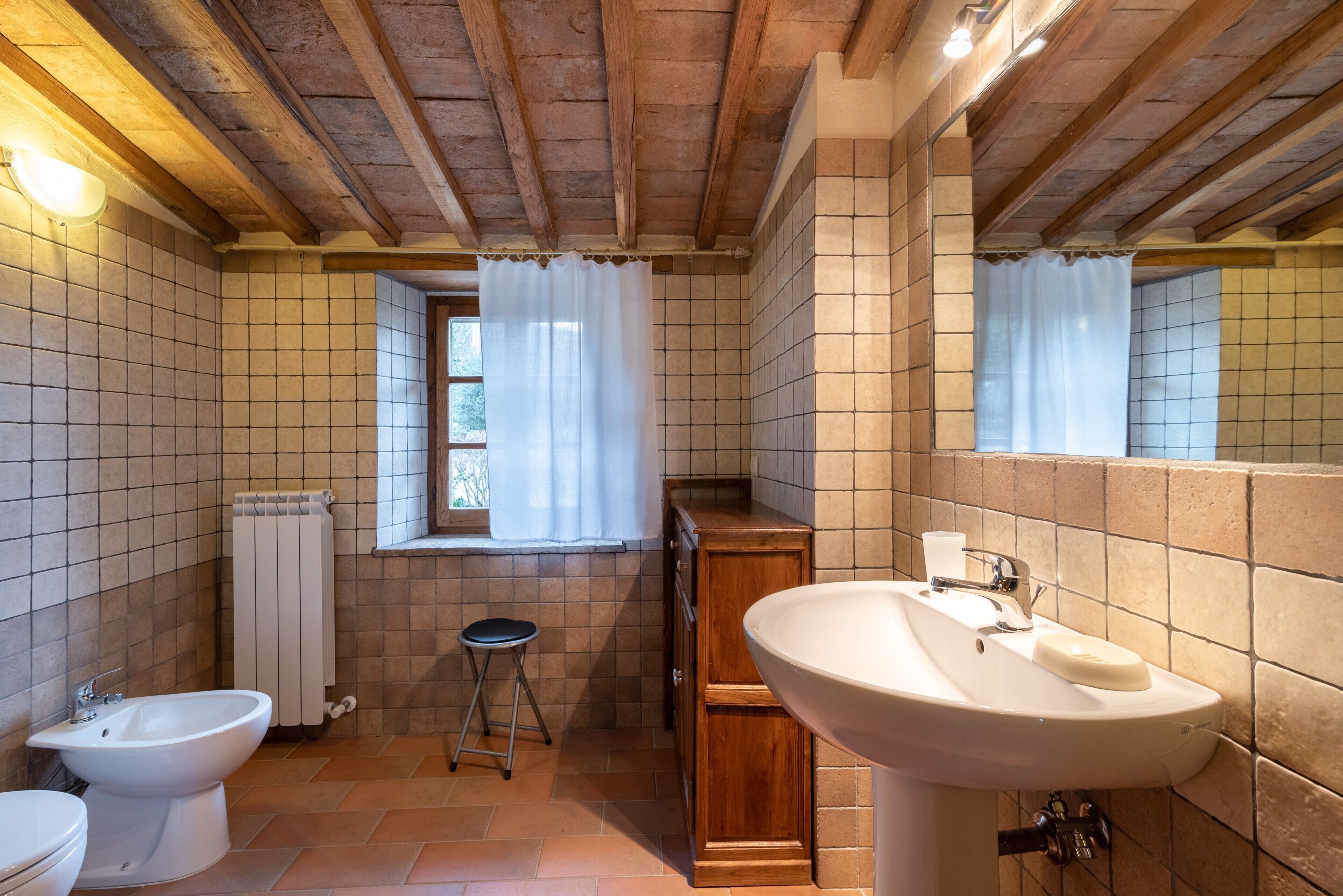 Badewanne, Haartrockner, Handtücher