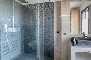 Dusche, Haartrockner, Handtücher, Toilettenpapier