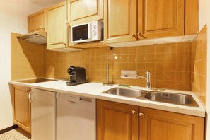 冷蔵庫、食器洗い機、コーヒー / ティーメーカー、電気ポット