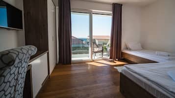 3 bedrooms, in-room safe, iron/ironing board, free WiFi