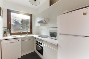 Fridge, oven, dishwasher, coffee/tea maker