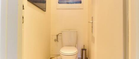 Bathtub, hair dryer, towels