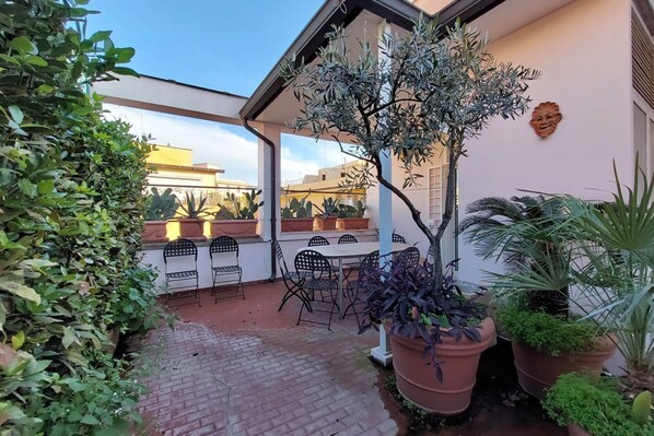 Outdoor dining - San Giovanni - Apartment for 4 pax with beautiful terrace close to the Coloseum (Roma)
