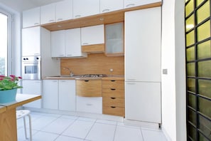 Kühlschrank, Ofen, Wasserkocher mit Kaffee-/Teezubehör