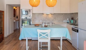 Een koelkast, een microgolfoven, een oven, een kookplaat