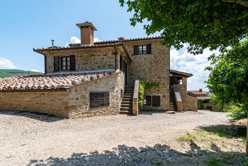 Agriturismo 'Cuiano La Stella' with Mountain Views, Shared Pool, and Wi-Fi