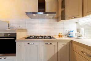 Refrigerador, horno, parrilla de estufa y lavavajillas 