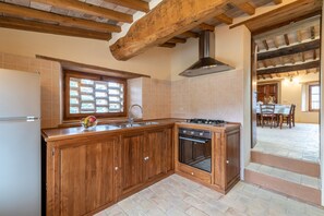 Fridge, oven, stovetop, coffee/tea maker