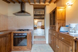 Frigorifero, forno, piano cottura, macchina per tè/caffè