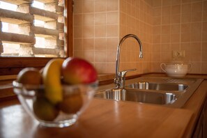 Frigorifero, forno, piano cottura, macchina per tè/caffè