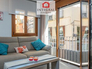 TV - Modern Apartment, 2 Bedrooms, 150m from Beach, Central Palamós, with Parking, WiFi & A/C (Palamós)