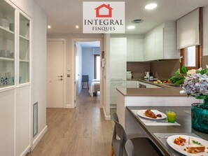 Fridge, microwave, oven, dishwasher - Modern Apartment, 2 Bedrooms, 150m from Beach, Central Palamós, with Parking, WiFi & A/C (Palamós)