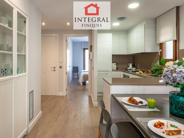 Fridge, microwave, oven, stovetop - Modern Apartment, 2 Bedrooms, 150m from Beach, Central Palamós, with Parking, WiFi & A/C (Palamós)