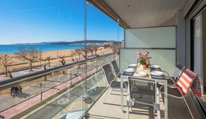 Outdoor dining - Modern Beachfront Apartment in Palamós (Palamós)