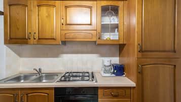 Fridge, oven, stovetop, coffee/tea maker