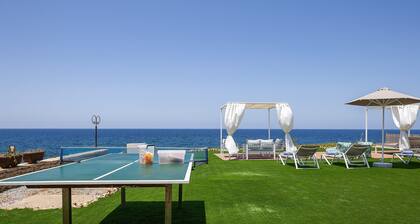 Beachfront Studio with, everything in walking distance!