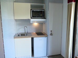Fridge, microwave, coffee/tea maker, high chair