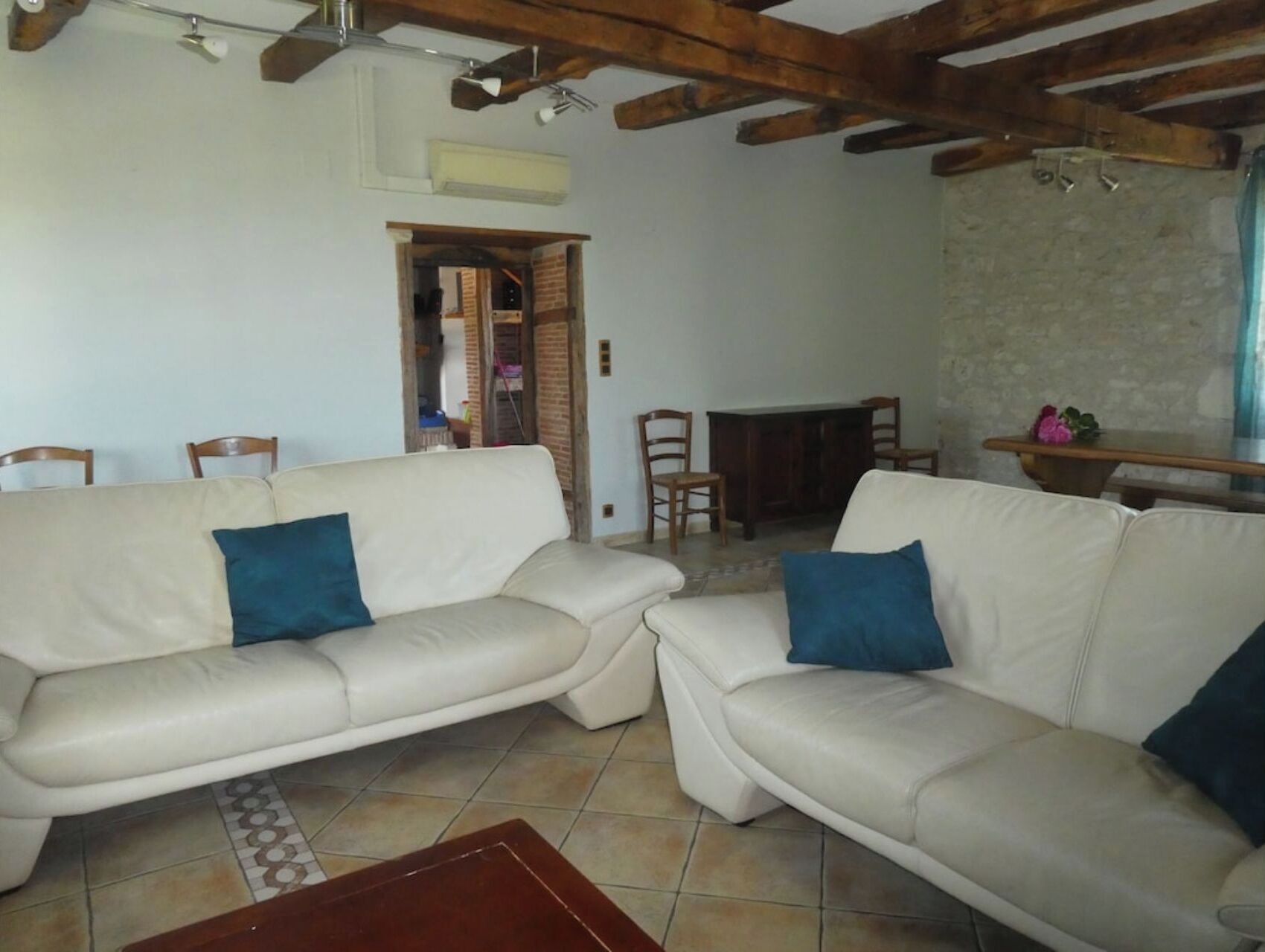 Télévision, lecteur de DVD, table de tennis de table, livres