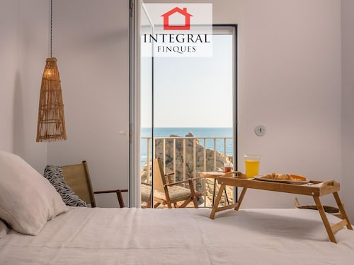 Modern Minimalist Apartment in Palamós with Parking