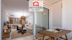 Un int érieur moderne comprenant un coin repas, une cuisine et un espace de vie.