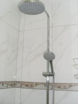 Shower, hair dryer, towels, soap - Luxurious beach front self-catering apartment in the heart of Ocho Rios, Jamaica (Ocho Rios)