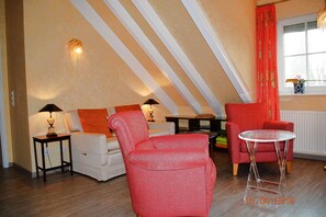 Een televisie en een stereo