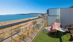 Property grounds - Modern Duplex with Jacuzzi, Terrace & Parking in Palamós (Palamós)