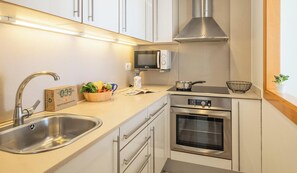 Frigorifero, microonde, forno, piano cottura