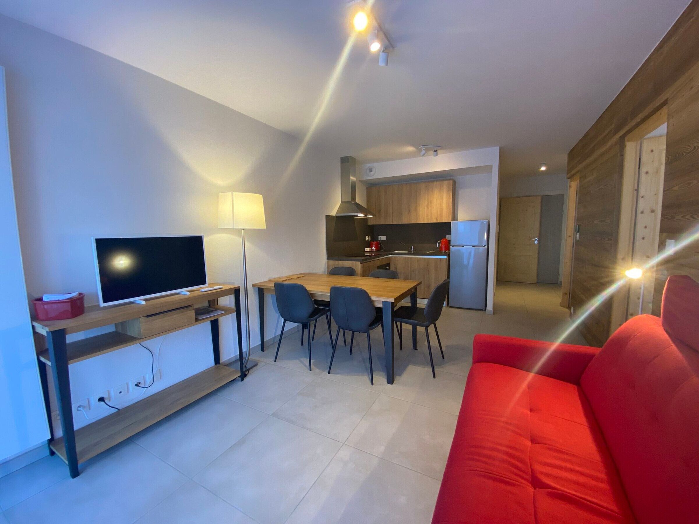 Een modern appartement met een eethoek, keuken en woonkamer.