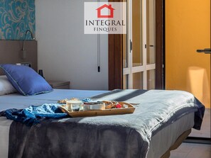 2 bedrooms, free WiFi - Modern Apartment with Terrace, AC, WiFi, and Parking, 100m from Beach (Palamós)