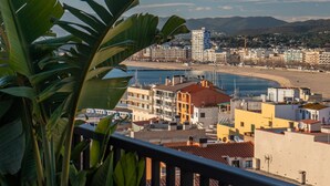 A coastal cityscape with a beach, buildings, and mountains in the background. - Modern Penthouse with Terrace & AC - Palamós (Palamós)