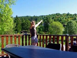 Outdoor dining - Family chalet in La Bresse, near hiking trails, WIFI, pets allowed (La Bresse)