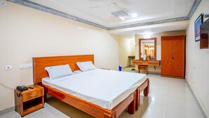 Un dormitorio ordenado con cama de madera, mesita de noche y armario.