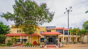 Un hotel con techo rojo, una zona de recepción y un letrero.