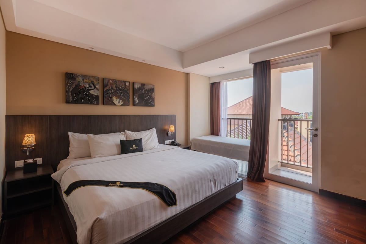 Premier Room | Desk, free WiFi, bed sheets