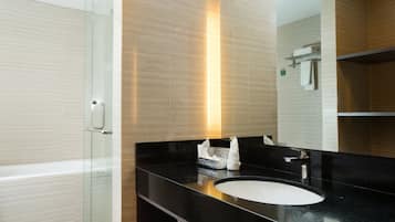 Kamar Junior | Kamar mandi | Shower, sandal, handuk, dan sabun