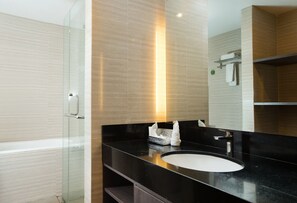 Quarto júnior | Banheiro | Chuveiro, chinelos, toalhas de banho, sabonete