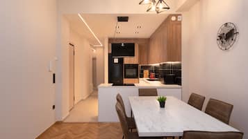 Apartemen Deluks, 2 kamar tidur, 2 kamar mandi | Makan di kamar