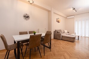 Deluxe Apartment, 2 Bedrooms, 2 Bathrooms | In-room dining - Athens Hippest Apartment (Athens)