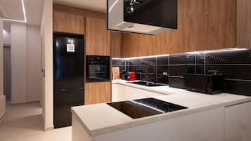 Departamento Deluxe, 2 habitaciones, 2 baños | Cocina privada | Refrigerador, microondas, horno y parrilla de estufa