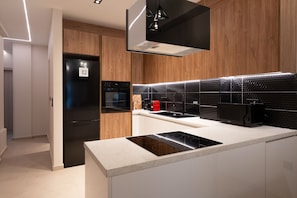Refrigerador, microondas, horno, placa de cocina