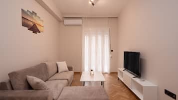 Apartemen Deluks, 2 kamar tidur, 2 kamar mandi | Area keluarga | Smart TV 43-inci dengan saluran TV kabel dan TV