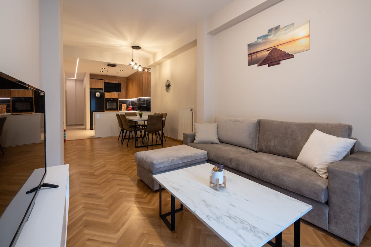 Apartament Deluxe, 2 dormitoris, 2 banys | Sala d'estar | Televisor intel·ligent de 43 polzades amb canals per cable i televisor