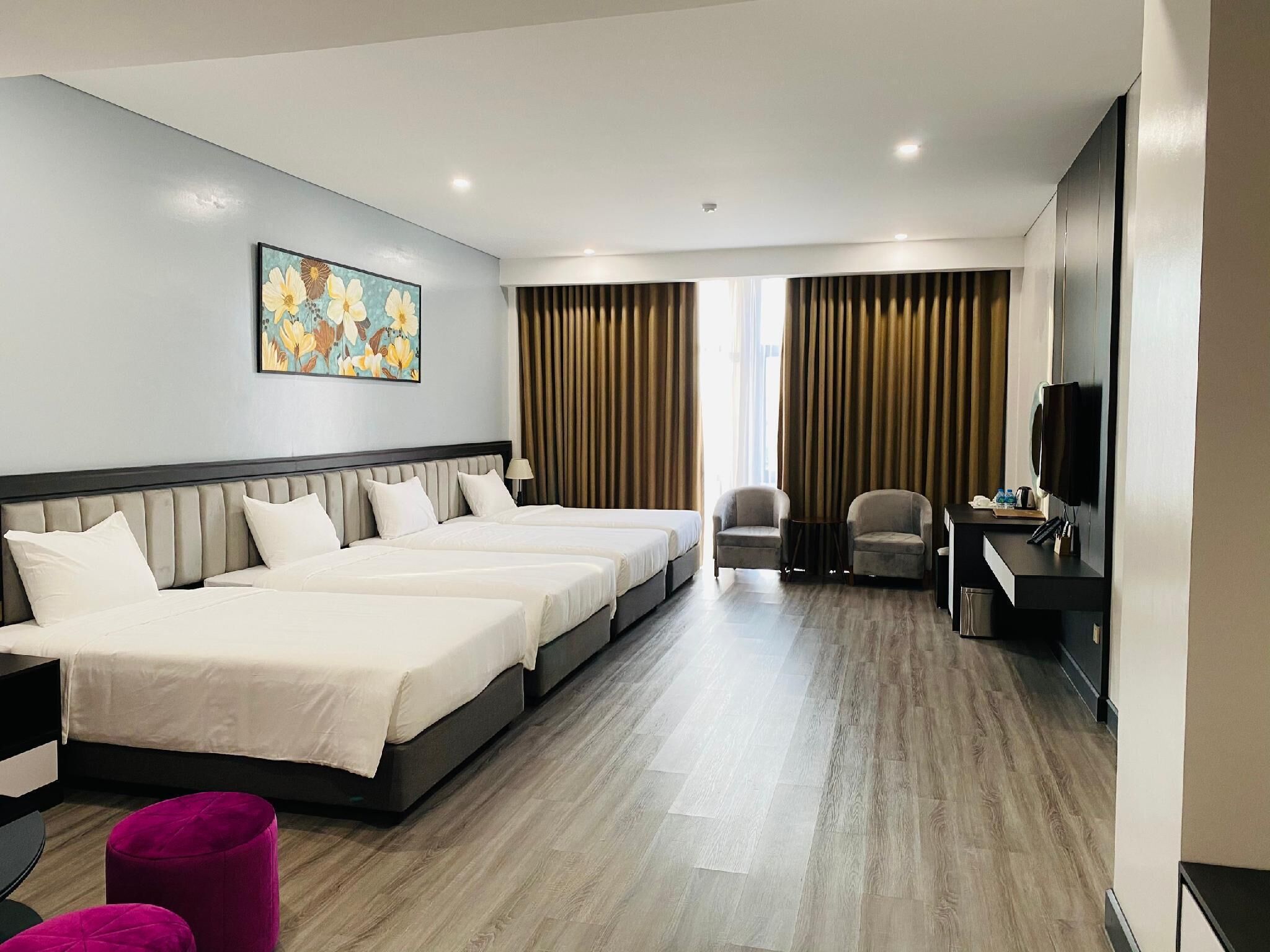 Quarto quádruplo premium, 1 quarto, para não fumantes, vista para a cidade | Cofres nos quartos, escrivaninha, espaço de trabalho para notebook