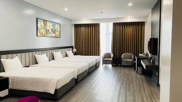 Quarto quádruplo premium, 1 quarto, para não fumantes, vista para a cidade | Cofres nos quartos, escrivaninha, espaço de trabalho para notebook