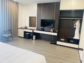 Deluxe Double or Twin Room | Peti besi dalam bilik, meja, ruang kerja komputer riba, Wi-fi percuma