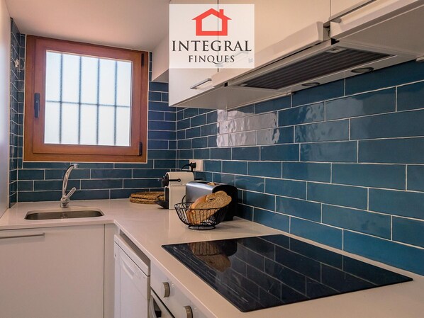 Frigor�ífic, microones, forn i placa de cuina 